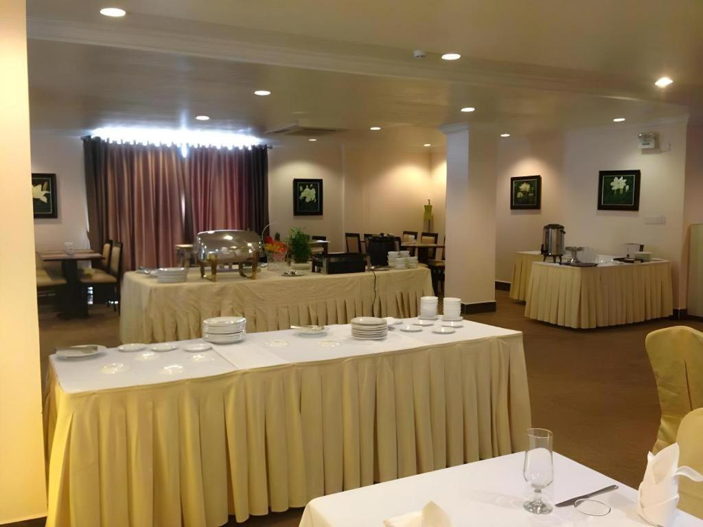 Jun Yue Hotel Phnom Penh Exterior foto